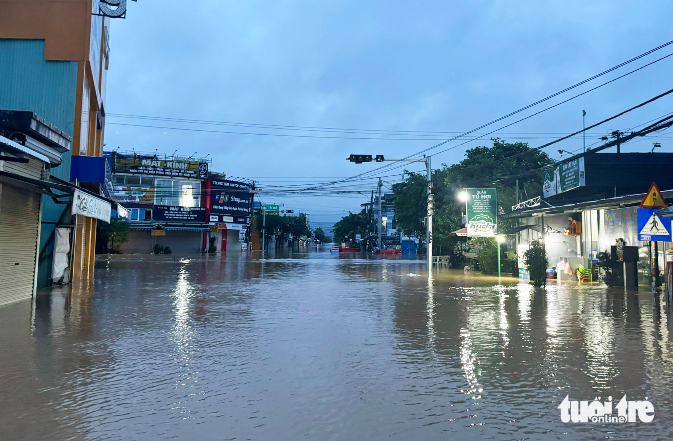 10月28日上午洪水更新:Thu Bồn河和Vu Gia河洪水消退缓慢,许多地区仍深陷积水